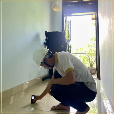 Kiểm định chất lượng công trình là gì? Có bắt buộc không? 2 Kỹ sư đang thực hiện kiểm định chất lượng nhà ở