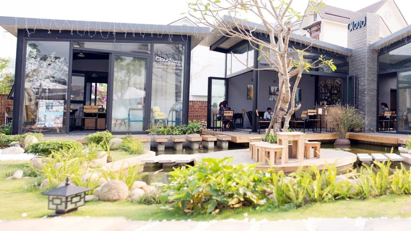 Không gian cafe sân vườn thiết kế theo phong thủy, hài hòa cây xanh và ánh sáng.