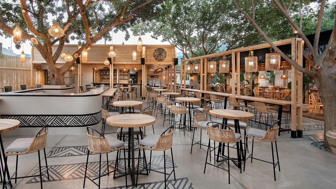 Bố trí bàn ghế hợp lý trong quán cafe sân vườn giúp khách thoải mái và giữ vượng khí.